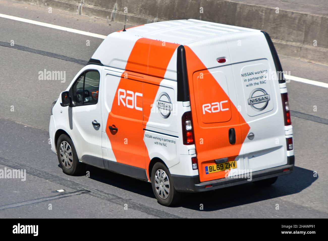 Vue latérale et arrière du service RAC utilisant une fourgonnette Nissan conduisant le long de la route d'autoroute britannique publicité de travail de partenariat entre deux compagnies de l'automobile Banque D'Images