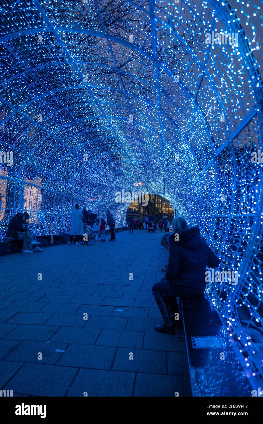 Tunnel de Noël des lumières au centre-ville de Hay Hill Norwich avec des personnes assises et marchant la nuit Banque D'Images