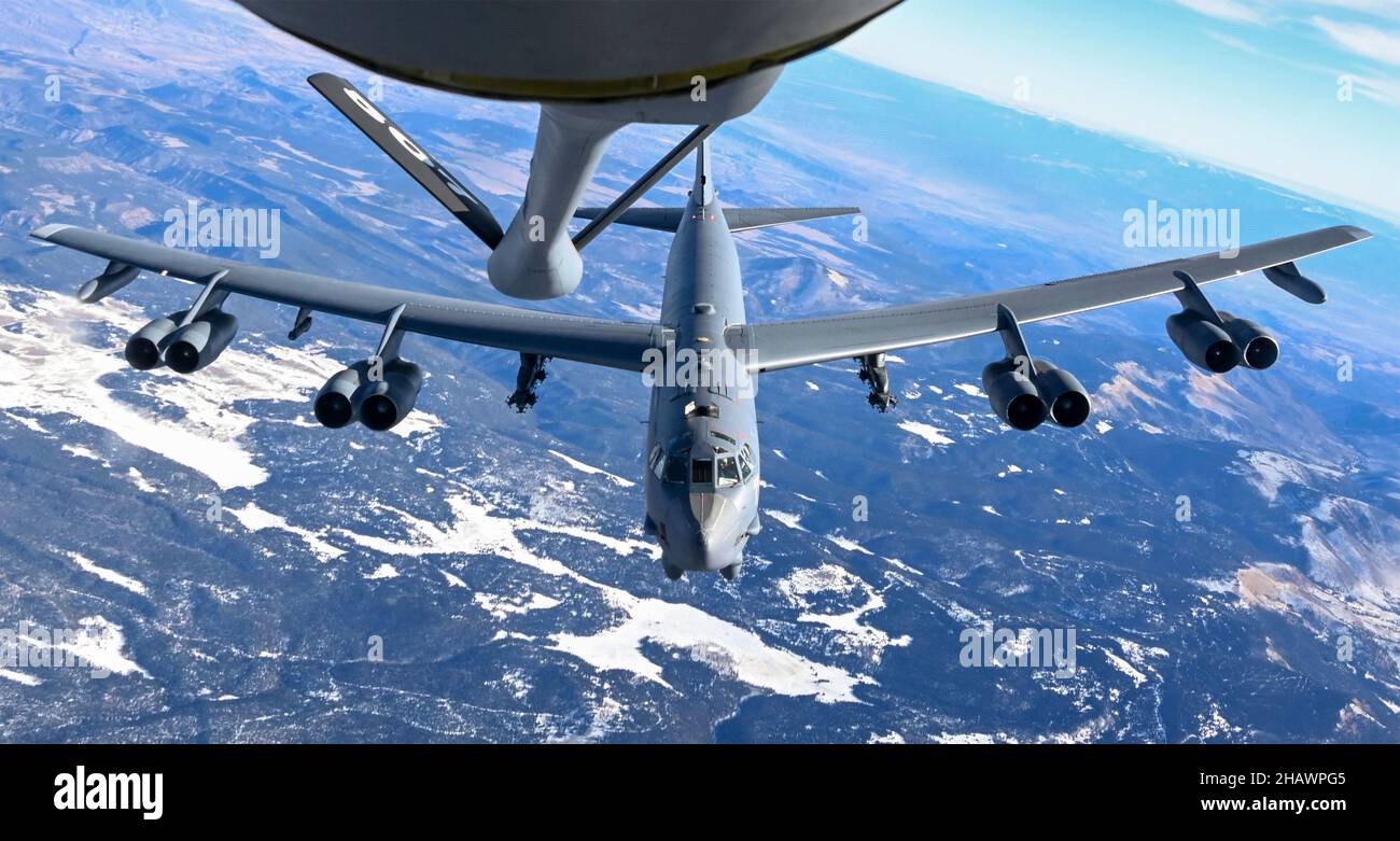 Rocky Mountains, États-Unis.13 décembre 2021.Un bombardier stratégique B-52 Stratofortress de la Force aérienne des États-Unis affecté à l'escadron de bombardement 96th se prépare à ravitailler d'un KC-135 Stratotanker au-dessus des montagnes Rocheuses le 13 décembre 2021 Colorado, États-Unis.Crédit : 2Lt.Mary Begy/US Air Force/Alamy Live News Banque D'Images