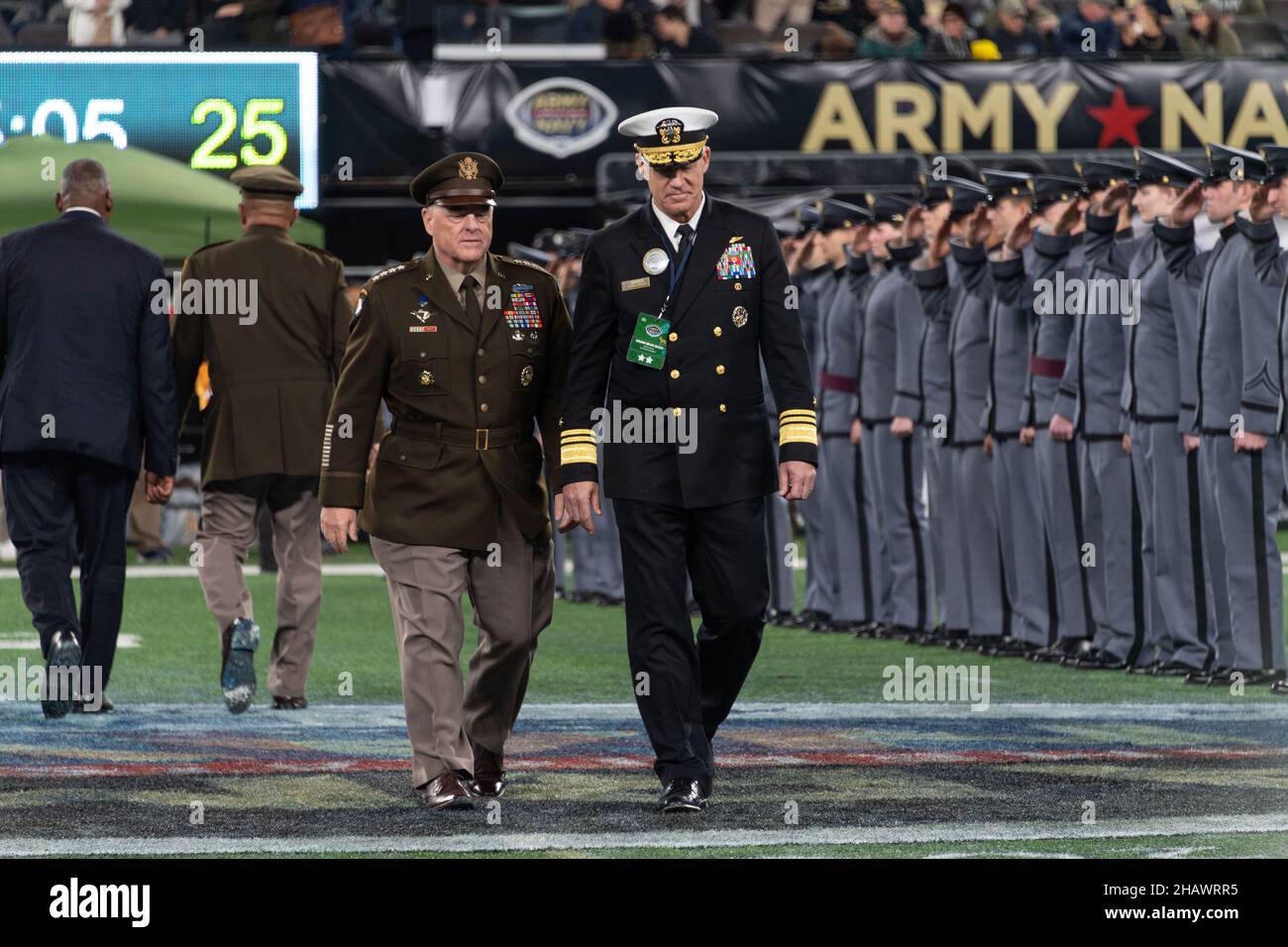 East Rutherford, États-Unis d'Amérique.11 décembre 2021.Directeur de l'Académie navale des États-Unis, Vice ADM.Sean Buck, à droite, marche sur le terrain pendant le croisement avec le président des chefs d'état-major interarmées du général Mark A. Milley pendant le match annuel de football de l'Armée-Marine au stade Metlife 11 décembre 2021 à East Rutherford, New Jersey.Les midshipmen de l'Académie navale américaine ont battu les Black Knights 17-13 de l'Armée dans leur jumelage de 122nd.Crédit : Stacy Godfrey/DOD/Alay Live News Banque D'Images East Rutherford, États-Unis d'Amérique.11 décembre 2021.Directeur de l'Académie navale des États-Unis, Vice ADM.Sean Buck, à droite, marche sur le terrain pendant le croisement avec le président des chefs d'état-major interarmées du général Mark A. Milley pendant le match annuel de football de l'Armée-Marine au stade Metlife 11 décembre 2021 à East Rutherford, New Jersey.Les midshipmen de l'Académie navale américaine ont battu les Black Knights 17-13 de l'Armée dans leur jumelage de 122nd.Crédit : Stacy Godfrey/DOD/Alay Live News Banque D'Images