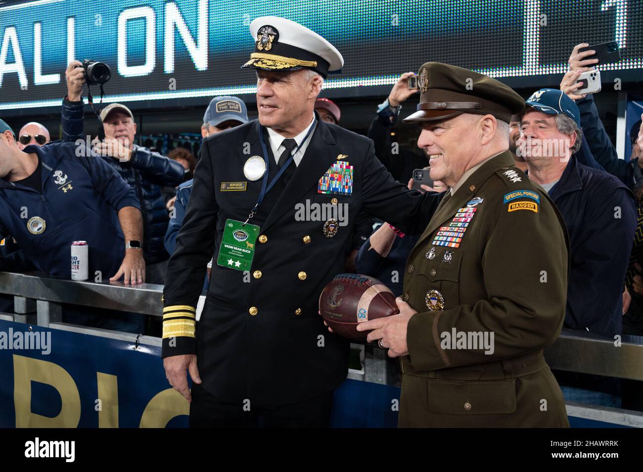 East Rutherford, États-Unis d'Amérique.11 décembre 2021.Directeur de l'Académie navale des États-Unis, Vice ADM.Sean Buck, à gauche, marche sur le terrain pendant le croisement avec le président des chefs d'état-major interarmées du général Mark A. Milley pendant le match annuel de football de l'Armée-Marine au stade Metlife 11 décembre 2021 à East Rutherford, New Jersey.Les midshipmen de l'Académie navale américaine ont battu les Black Knights 17-13 de l'Armée dans leur jumelage de 122nd.Crédit : Stacy Godfrey/DOD/Alay Live News Banque D'Images East Rutherford, États-Unis d'Amérique.11 décembre 2021.Directeur de l'Académie navale des États-Unis, Vice ADM.Sean Buck, à gauche, marche sur le terrain pendant le croisement avec le président des chefs d'état-major interarmées du général Mark A. Milley pendant le match annuel de football de l'Armée-Marine au stade Metlife 11 décembre 2021 à East Rutherford, New Jersey.Les midshipmen de l'Académie navale américaine ont battu les Black Knights 17-13 de l'Armée dans leur jumelage de 122nd.Crédit : Stacy Godfrey/DOD/Alay Live News Banque D'Images