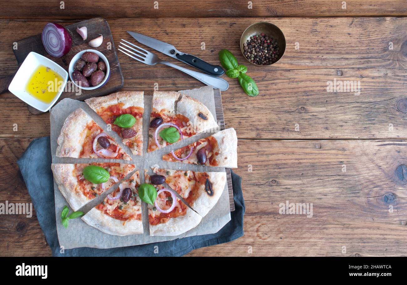 Pizza italienne en tranches maison cuite à la pierre Banque D'Images