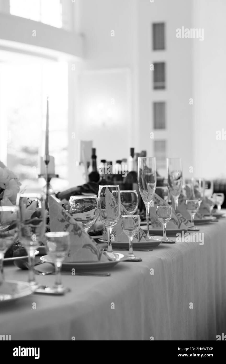Salle de mariage décorée, tables et plats servis, tables rondes et une salle lumineuse, mariages en Ukraine. Banque D'Images