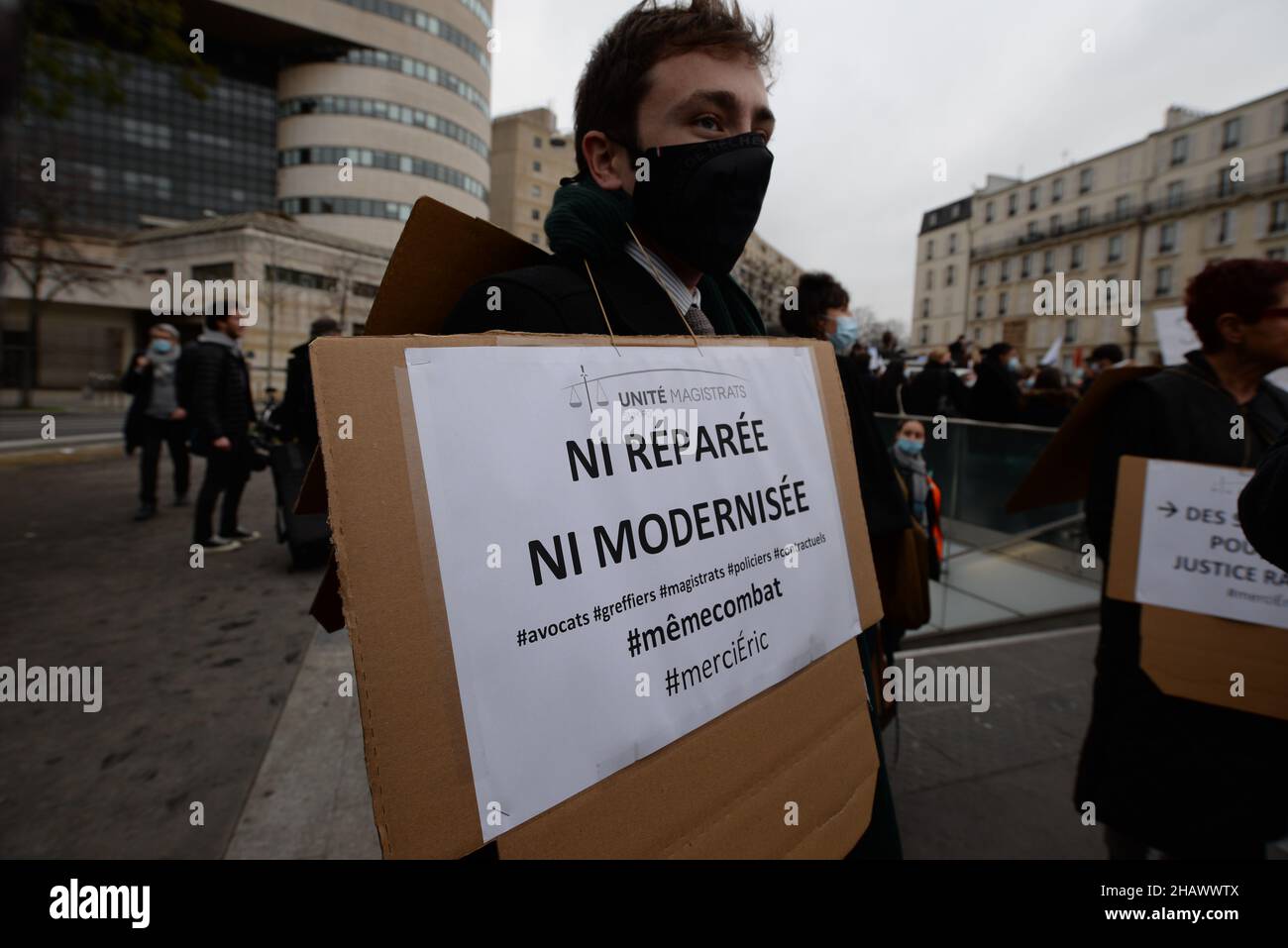 Rassemblement de juges, avocats et greffiers devant le ministère de Bercy à Paris. Les travailleurs de la justice ont exigé plus de ressources financières et humaines Banque D'Images