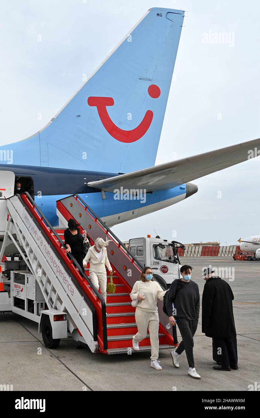 Les passagers débarquent d'un Boeing 737 MAX TUI à Ténérife.Décembre 2021. Banque D'Images