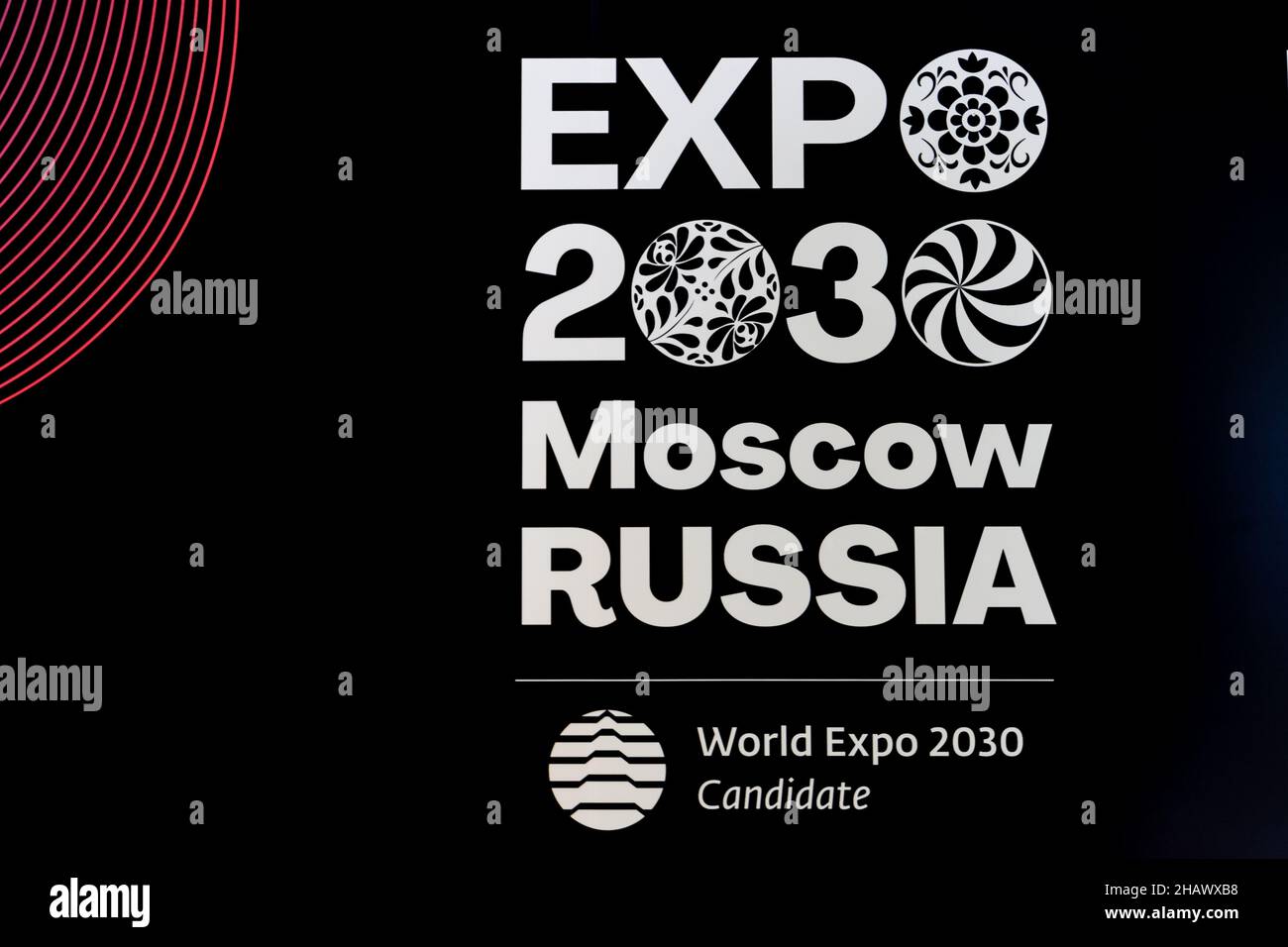 Dubaï, Émirats arabes Unis, 09.12.2021.Logo de l'Expo 2030 Moscou Russie, candidat à l'Expo 2030, fond noir. Banque D'Images