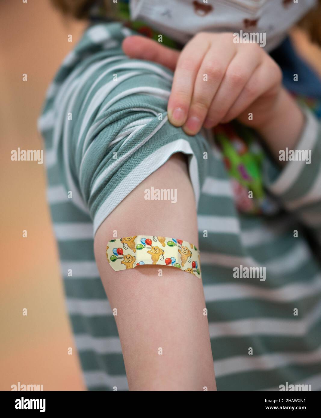 15 décembre 2021, Basse-Saxe, Lüneburg: Matilda (8) montre son plâtre sur son bras après sa vaccination contre le virus Corona dans le centre mobile de vaccination des enfants.En Basse-Saxe, la vaccination de Corona pour les enfants de cinq à onze ans a commencé.Photo: Daniel Reinhardt/dpa Banque D'Images