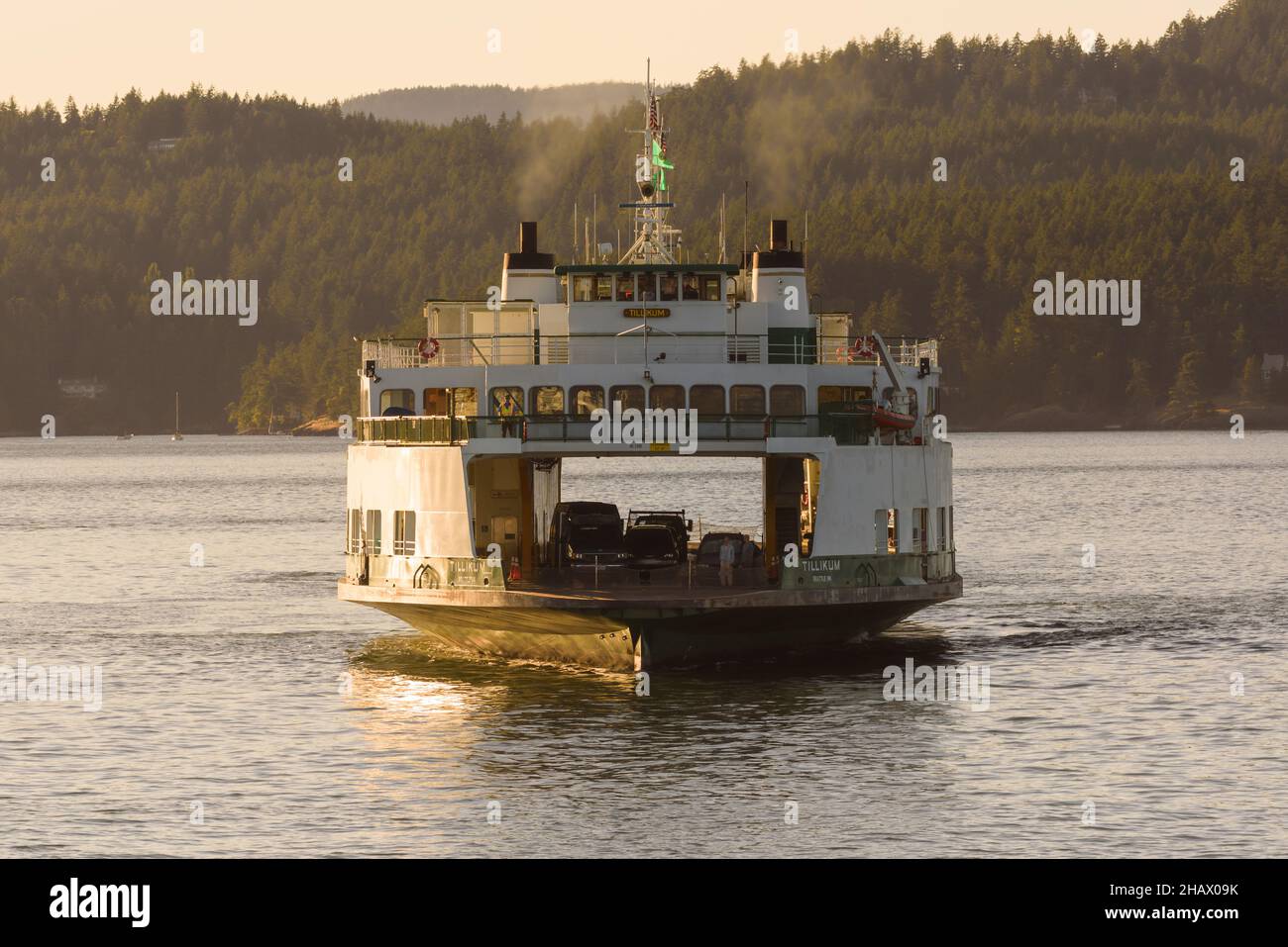 San Juan Islands, WA, États-Unis - 22 juin 2017 ; le Washington State car Ferry Tillikum dessert les îles San Juan tandis que le soleil couchant illumine le côté Banque D'Images