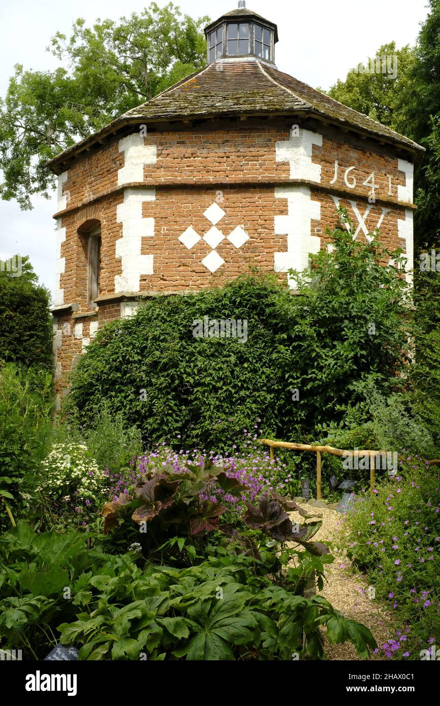 Dovecote octogonal, daté de 1641, dans les jardins de Hellens Manor, de Martle, Herts, Royaume-Uni Banque D'Images
