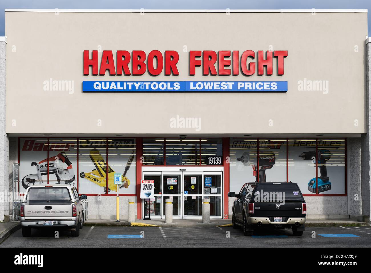 Monroe, WA, États-Unis - 14 décembre 2021 ; Harbour Freight Store à Monroe, Washington, avec deux voitures garées à l'extérieur de la porte Banque D'Images