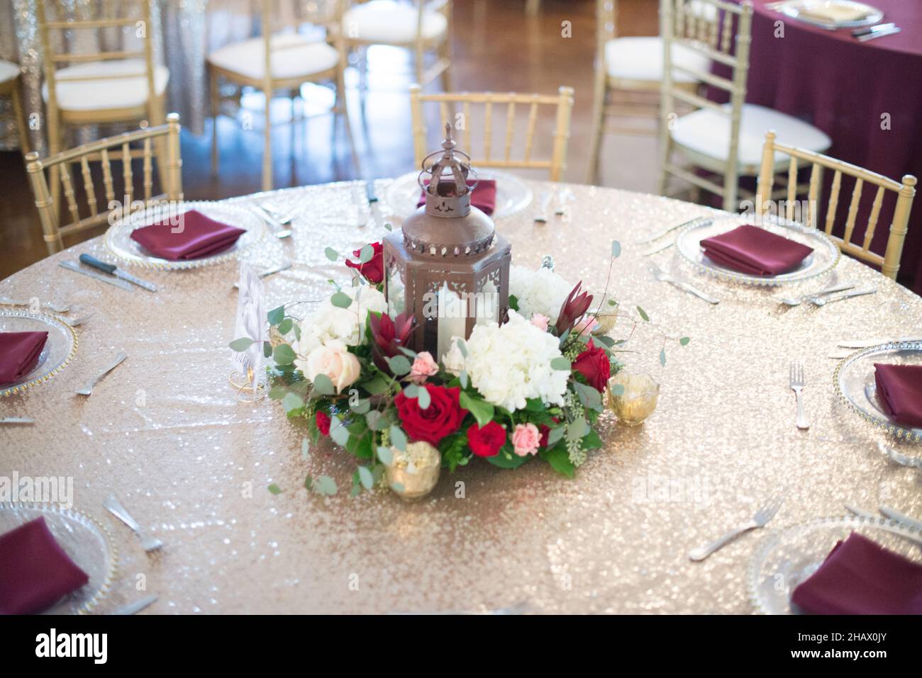 Table avec serviettes de table et table centrale en forme de lanterne lors de la réception de mariage Banque D'Images