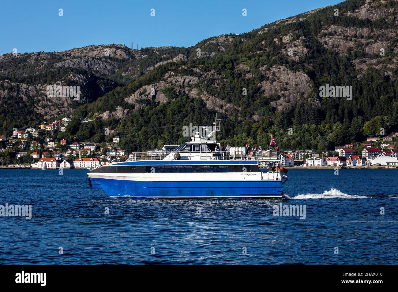Catamaran à passagers à grande vitesse sur Hardangerprins Byfjorden, en partant du port de Bergen, Norvège Banque D'Images