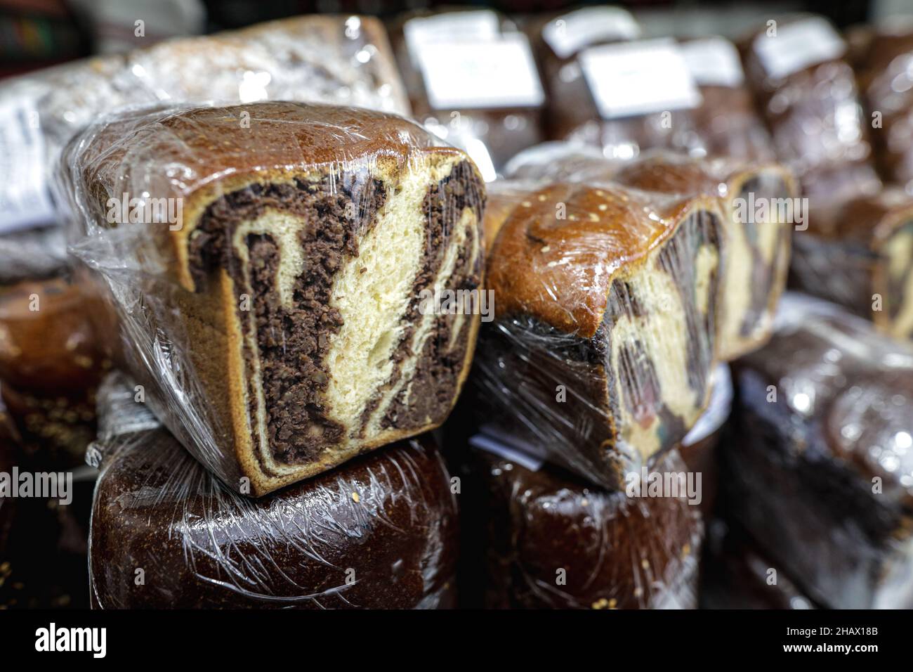 Image de faible profondeur de champ (mise au point sélective) avec les fêtes roumaines traditionnelles d'hiver et le dessert de pain sucré cuit de pâques nommé cozonac pour la vente i Banque D'Images