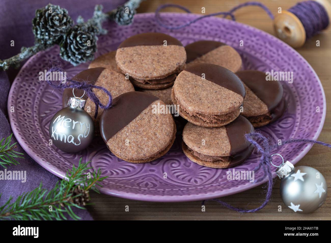 biscuits au chocolat de la boulangerie de noël avec mousse au chocolat sur l'assiette Banque D'Images