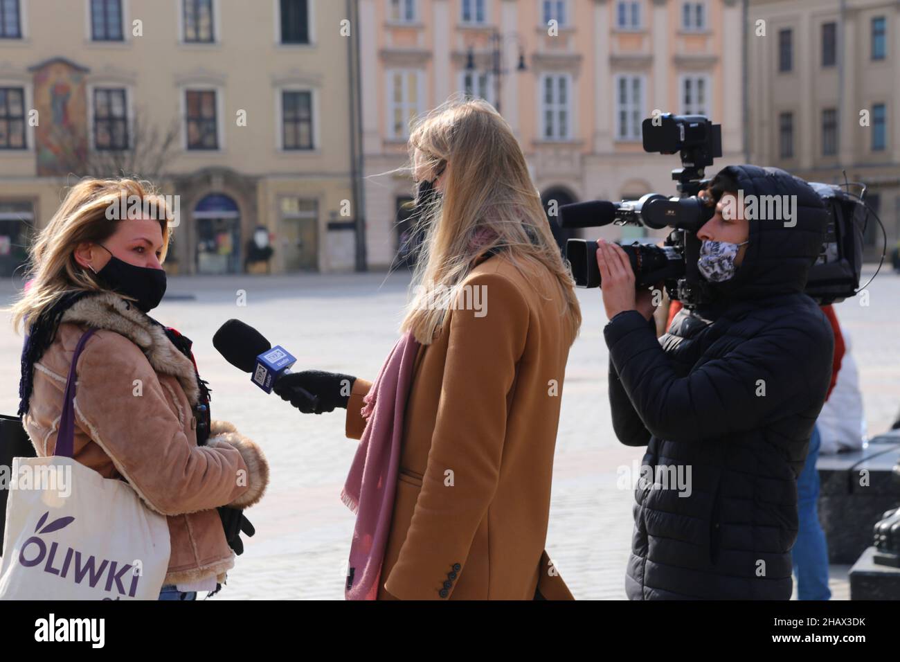 Cracovie.Cracovie.Pologne.Une journaliste de télévision féminine interrogeant une jeune femme dans la rue. Banque D'Images