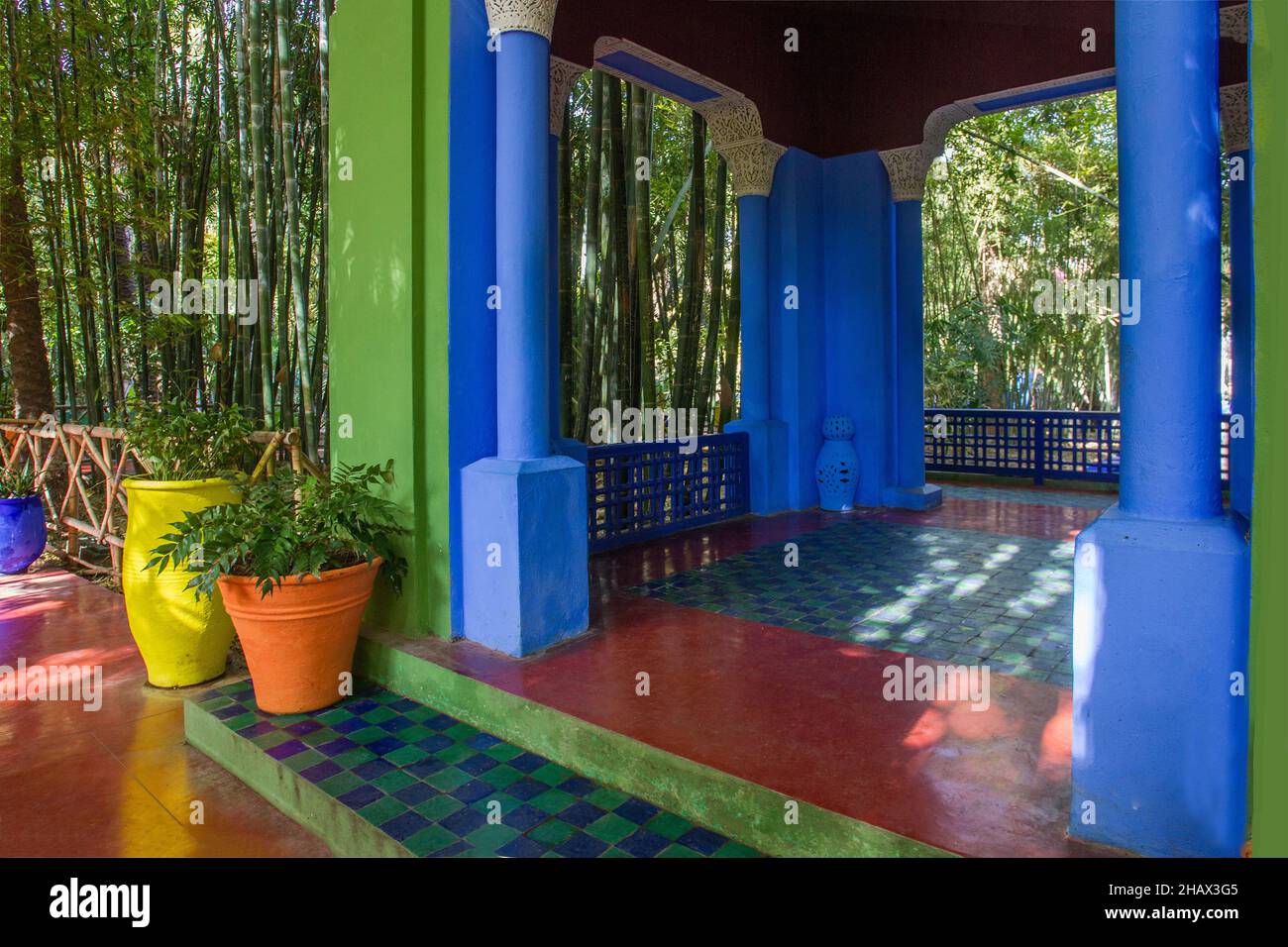 Magnifique belvédère bleu clair parmi la forêt de bambou et plantes en pot (pots jaune et brun clair) dans le jardin Majorelle dans la célèbre ville de Marrakech! Banque D'Images