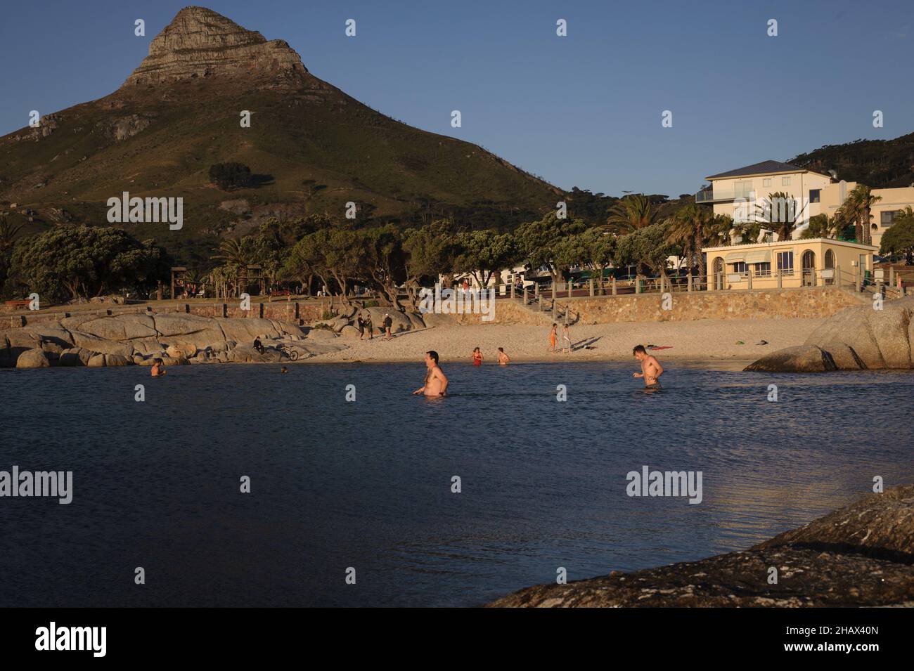 La piscine à marée de la banlieue côtière de Camp's Bay du Cap attire à la fois les habitants et les touristes pour ses eaux calmes et les avantages de la baignade en eau froide Banque D'Images