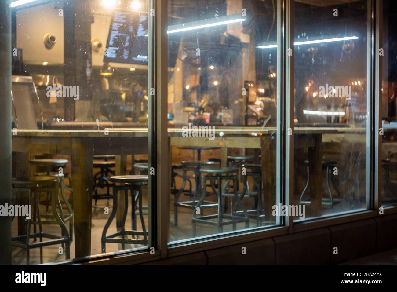 Un café vide dans le quartier de Chelsea, à New York, le vendredi 10 décembre 2021.(© Richard B. Levine) Banque D'Images