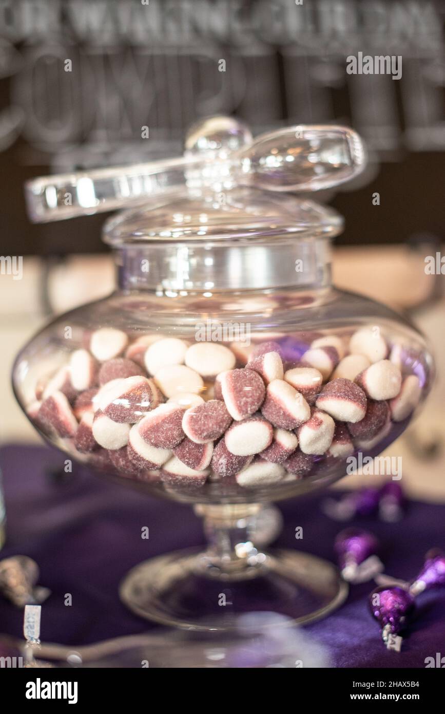 Bonbon de sphères de raisin dans un pot en verre Banque D'Images