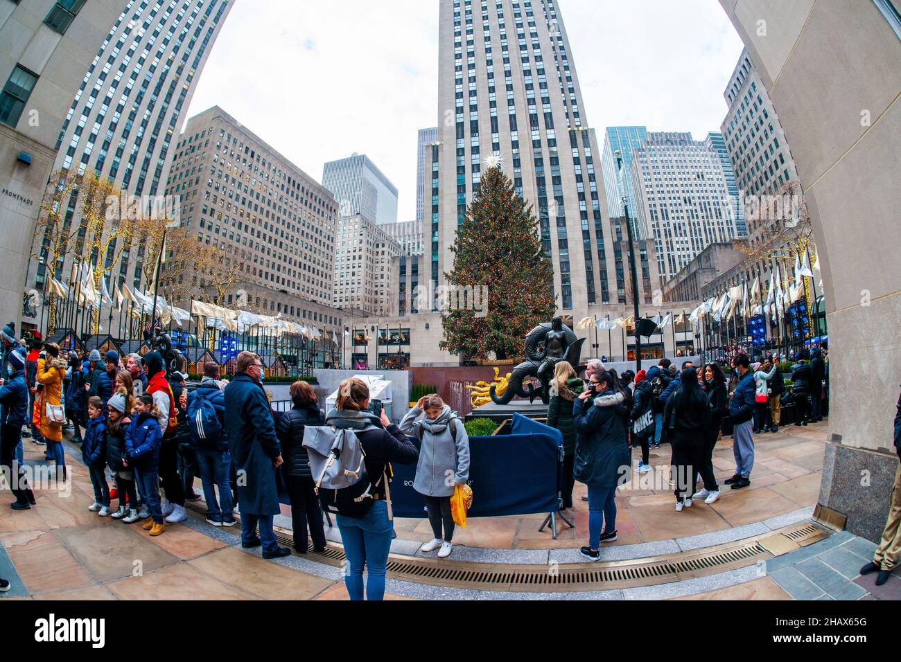 Des foules de touristes s'alignent pour des selfies devant l'arbre de Noël du Rockefeller Center le mercredi 8 décembre 2021 (© Richard B. Levine) Banque D'Images