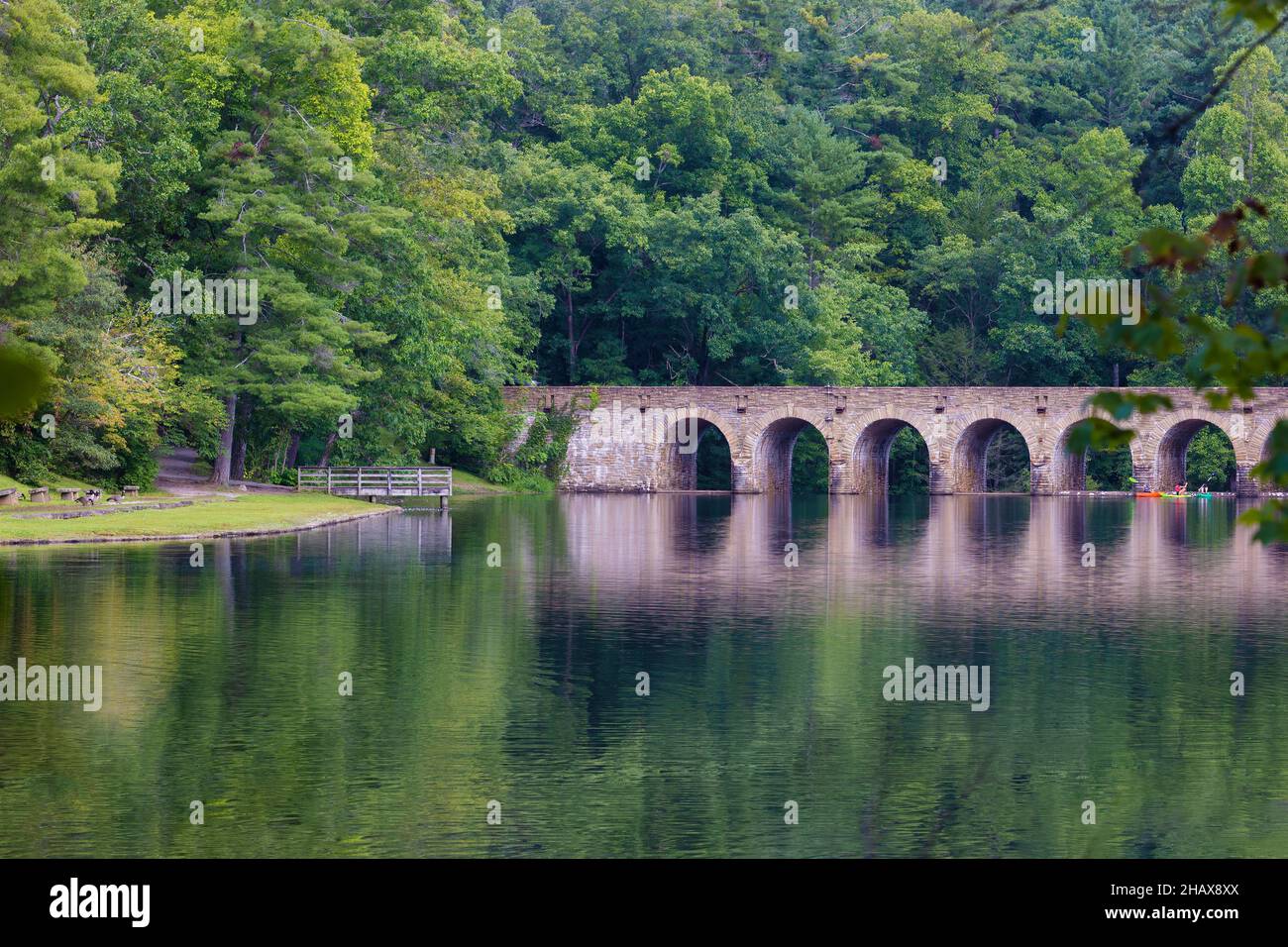 Crossville, Tennessee, États-Unis - le 28 août 2021 : le pont traversant le lac Bryd au parc national de Cumberland Mountain est situé sur le plateau de Cumberland, TH Banque D'Images