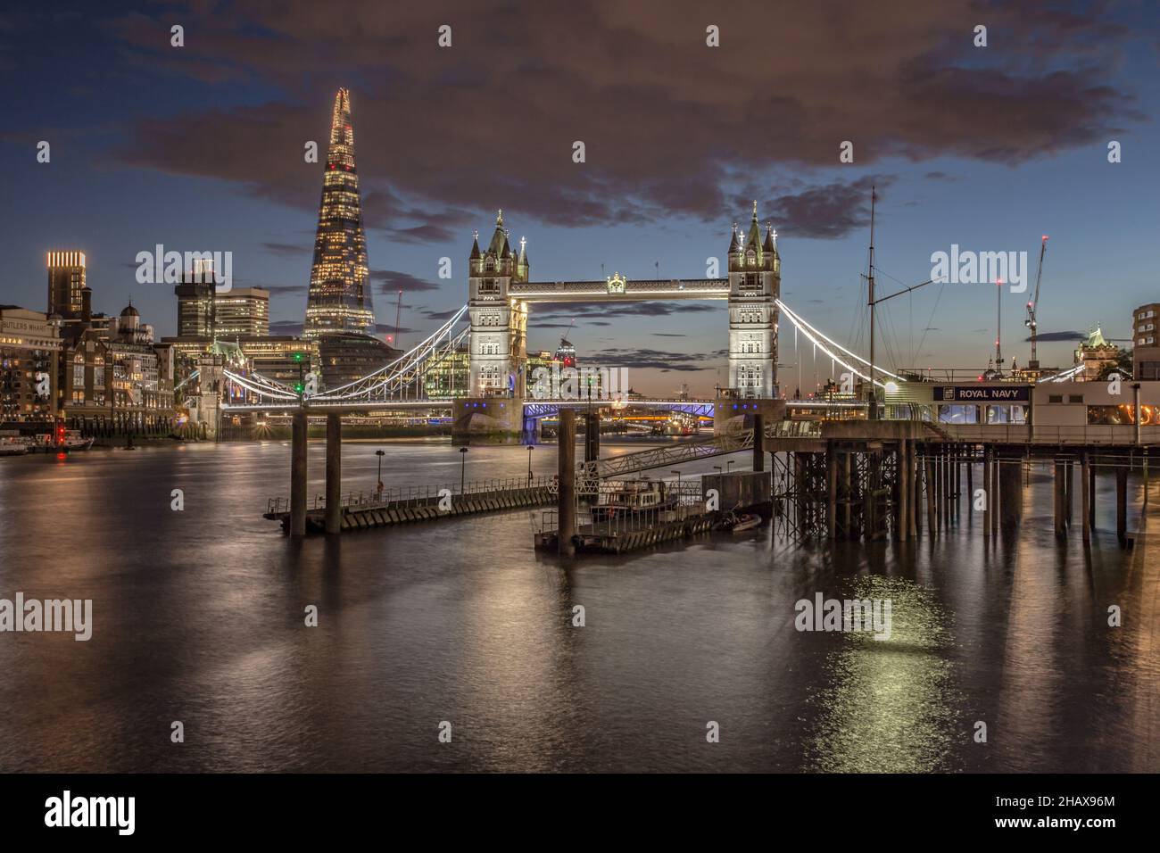 L'emblématique Tower Bridge de Londres, vue sur le Tower Bridge illuminé et la ligne d'horizon de Londres, Royaume-Uni, juste après le coucher du soleil. Banque D'Images