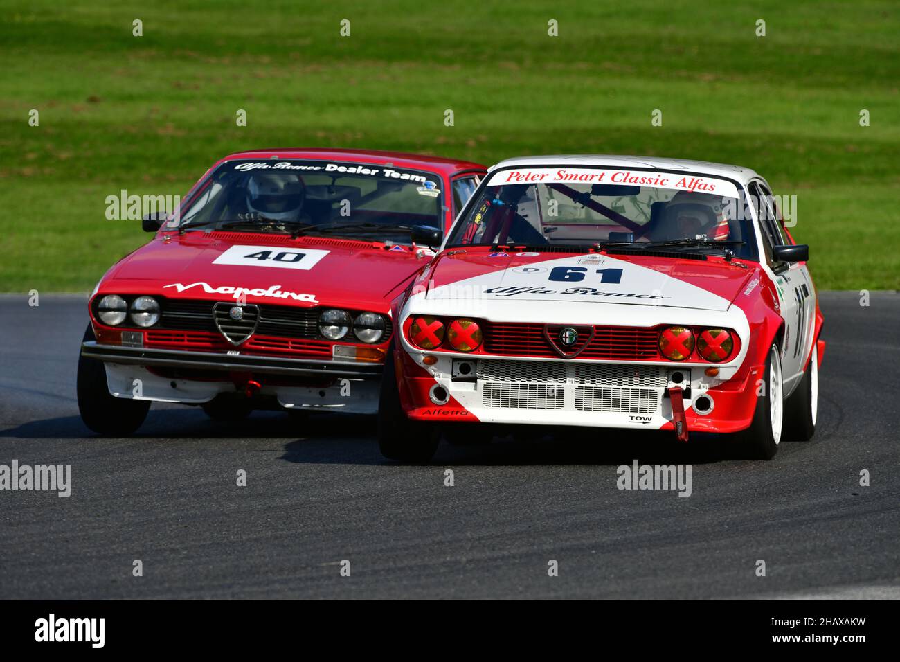 Course très rapprochée , Lawrence Alexander, Alfa Romeo Alfetta GTV 2000, Stephen Chase, Alfa Romeo Alfetta GTV 2000, DRHC Classic Alfa Challenge for Class Banque D'Images