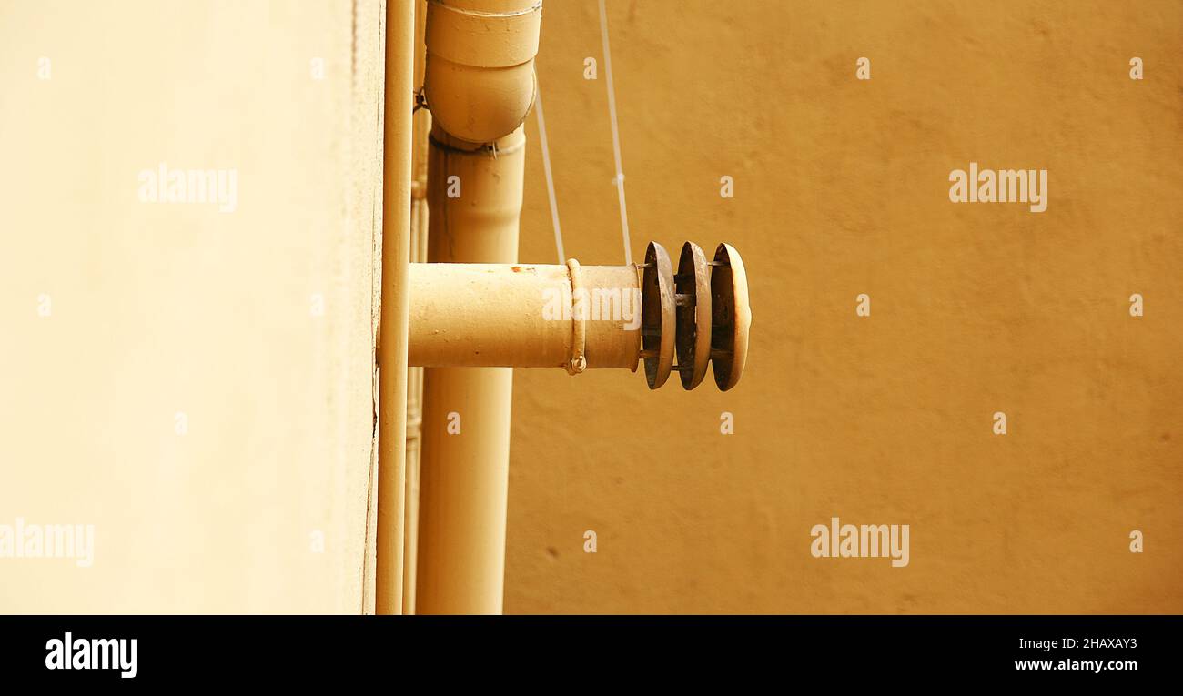 Sortie de fumée sur la façade d'un bâtiment à Barcelone, Catalunya, Espagne, Europe Banque D'Images