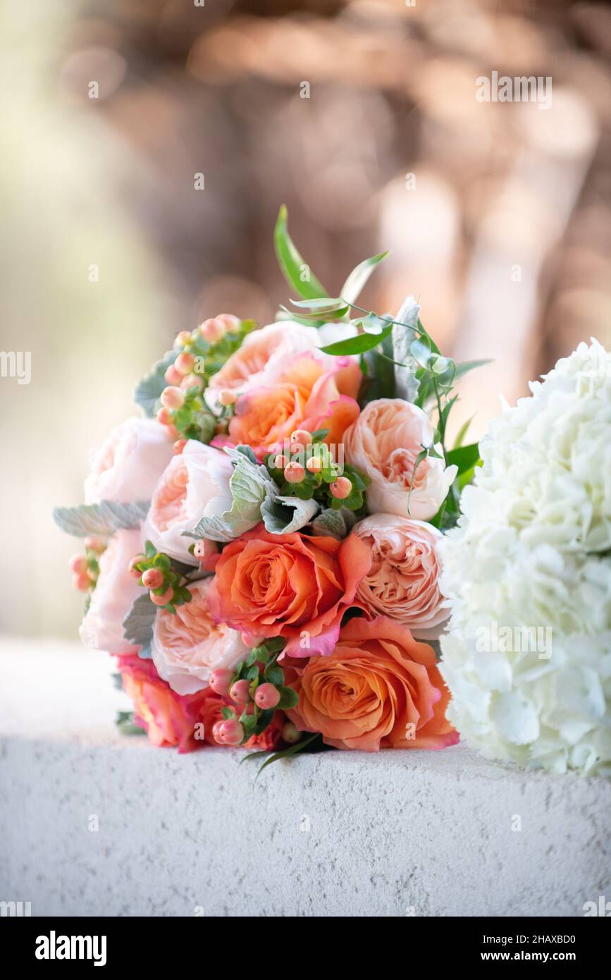 Bouquet de mariée de fleurs de pivoine rose, jaune et orange Banque D'Images