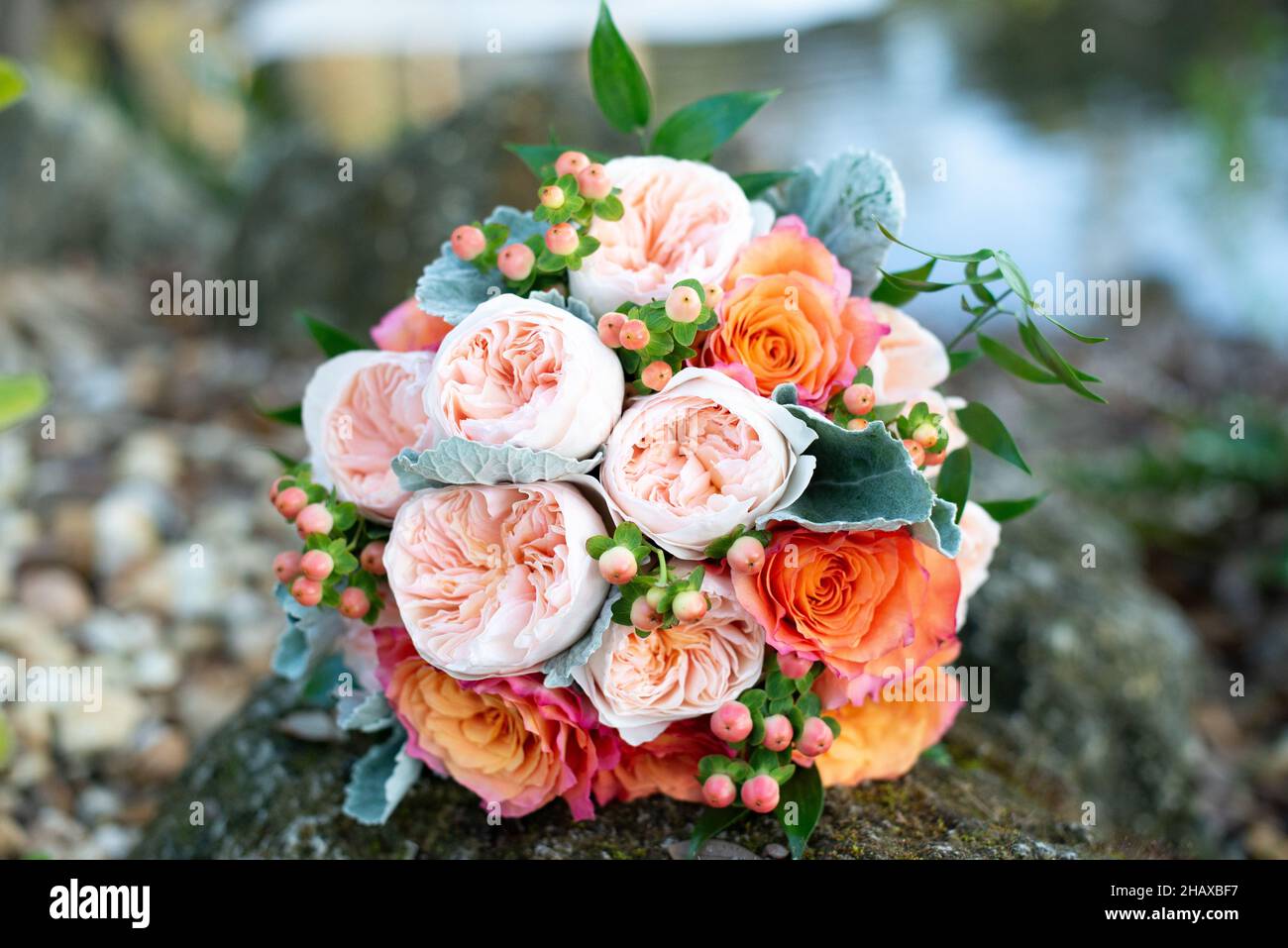 Fleurs de pivoine rose, jaune et orange bouquet de mariée gros plan Banque D'Images