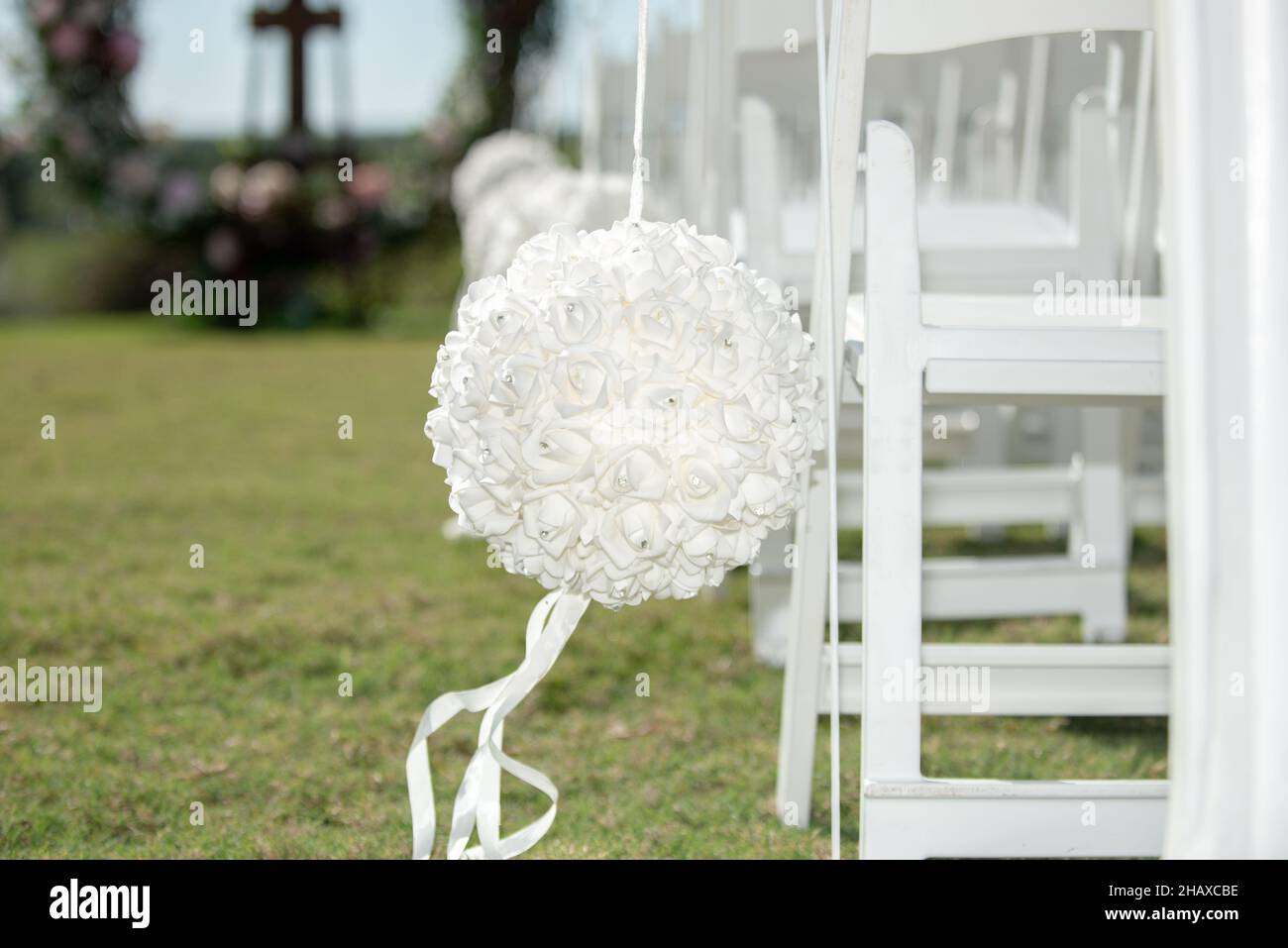 Décorations blanches de boules avec rubans suspendus de palandes crochet à la cérémonie de mariage isle Banque D'Images