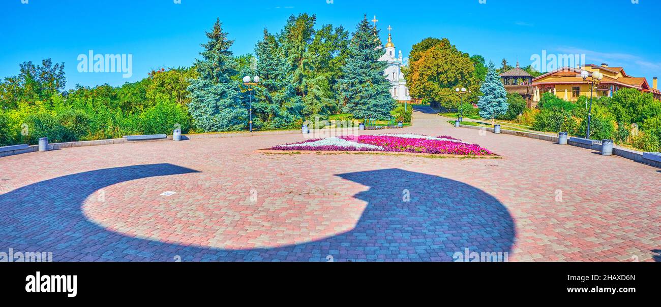 L'ombre pittoresque semi-circulaire de la Rotonde sur le Bastion de Podolsky avec vue sur la cathédrale et la verdure du parc de la place Soborna, Poltava, Ukraine Banque D'Images