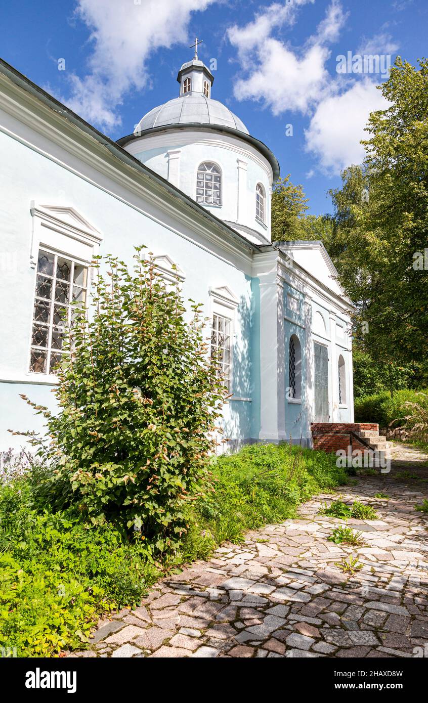 Petite église orthodoxe en été ensoleillé jour.Village de Lyuboni, région de Novgorod, Russie Banque D'Images