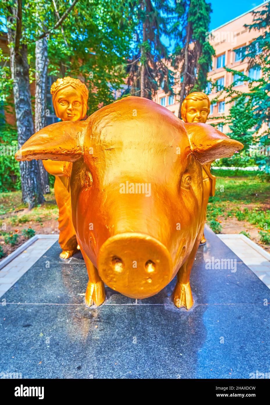 POLTAVA, UKRAINE - 22 AOÛT 2021 : l'une des sculptures les plus passionnantes de la ville est le cochon d'or avec deux bergers d'enfants, situé dans le courtyar Banque D'Images