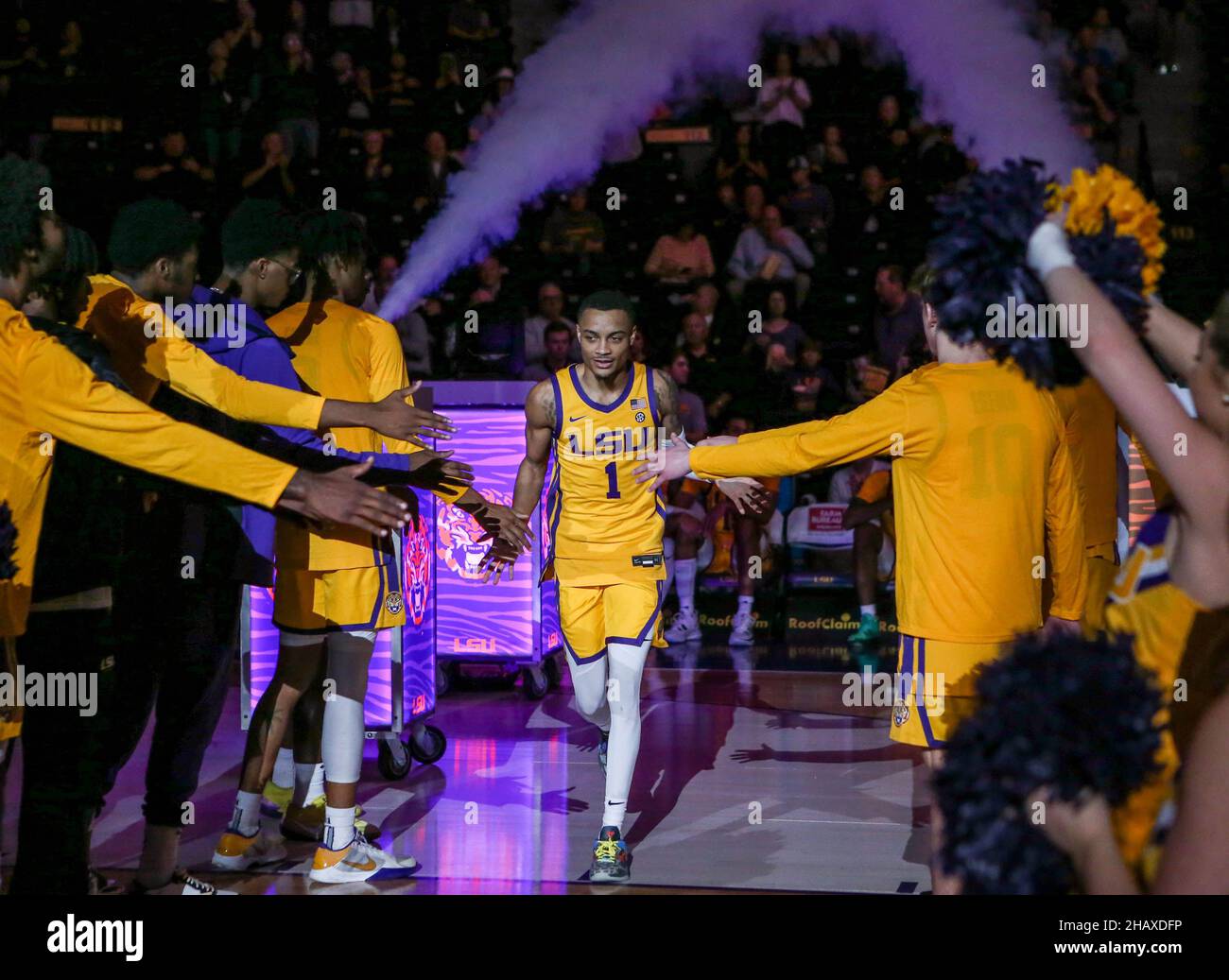 14 décembre 2021 : Xavier Pinson (1) du LSU est introduit avant l'action de basketball de la NCAA entre les démons de la rue du Nord-Ouest et les Tigres du LSU au centre d'assemblage de Pete Maravich à Baton Rouge, LA.Jonathan Mailhes/CSM Banque D'Images