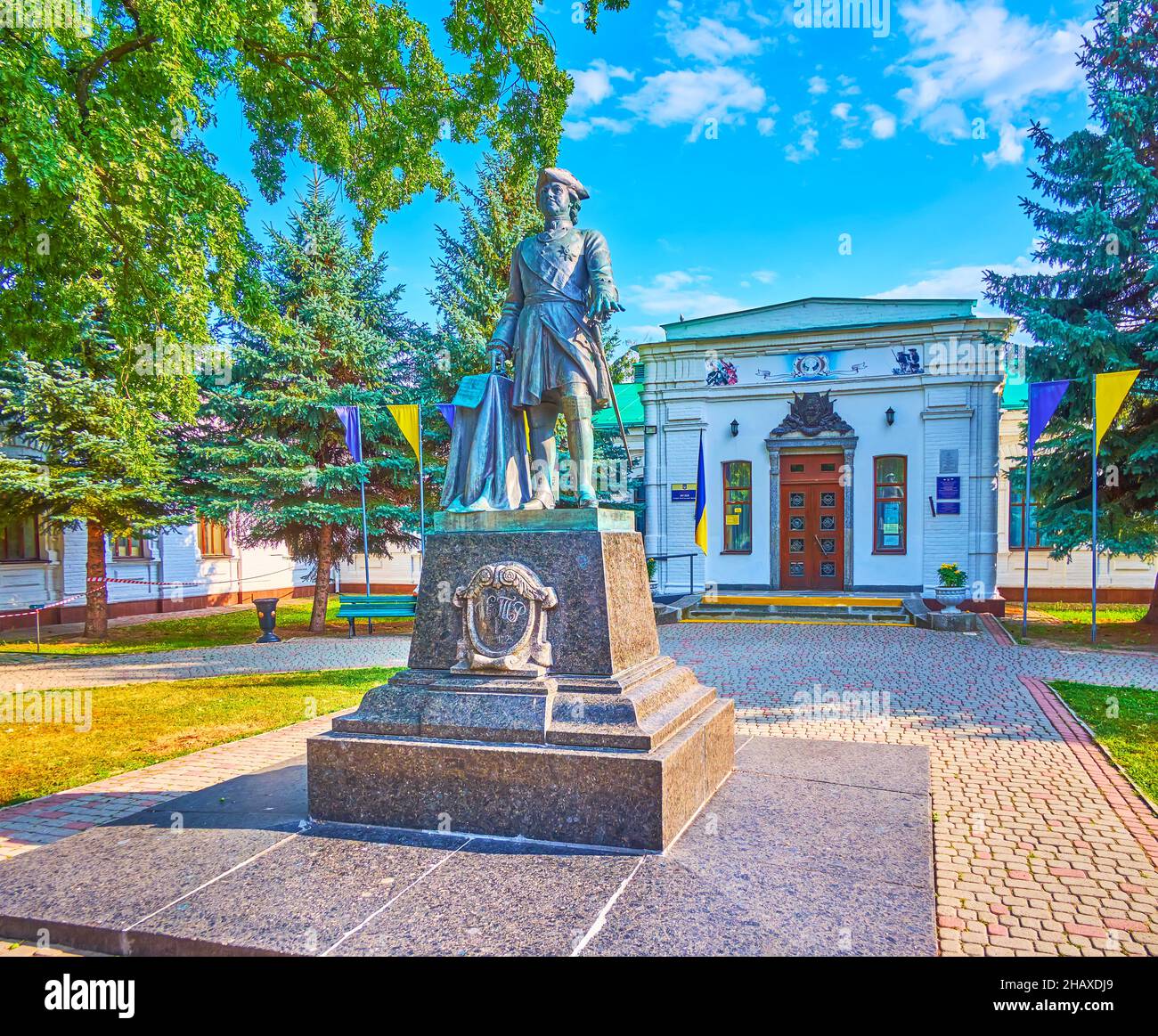 POLTAVA, UKRAINE - 22 AOÛT 2021 : la sculpture de bronze à Pierre le Grand en face de l'entrée principale du musée historique de la bataille de Poltava, sur l'Université de Chine Banque D'Images