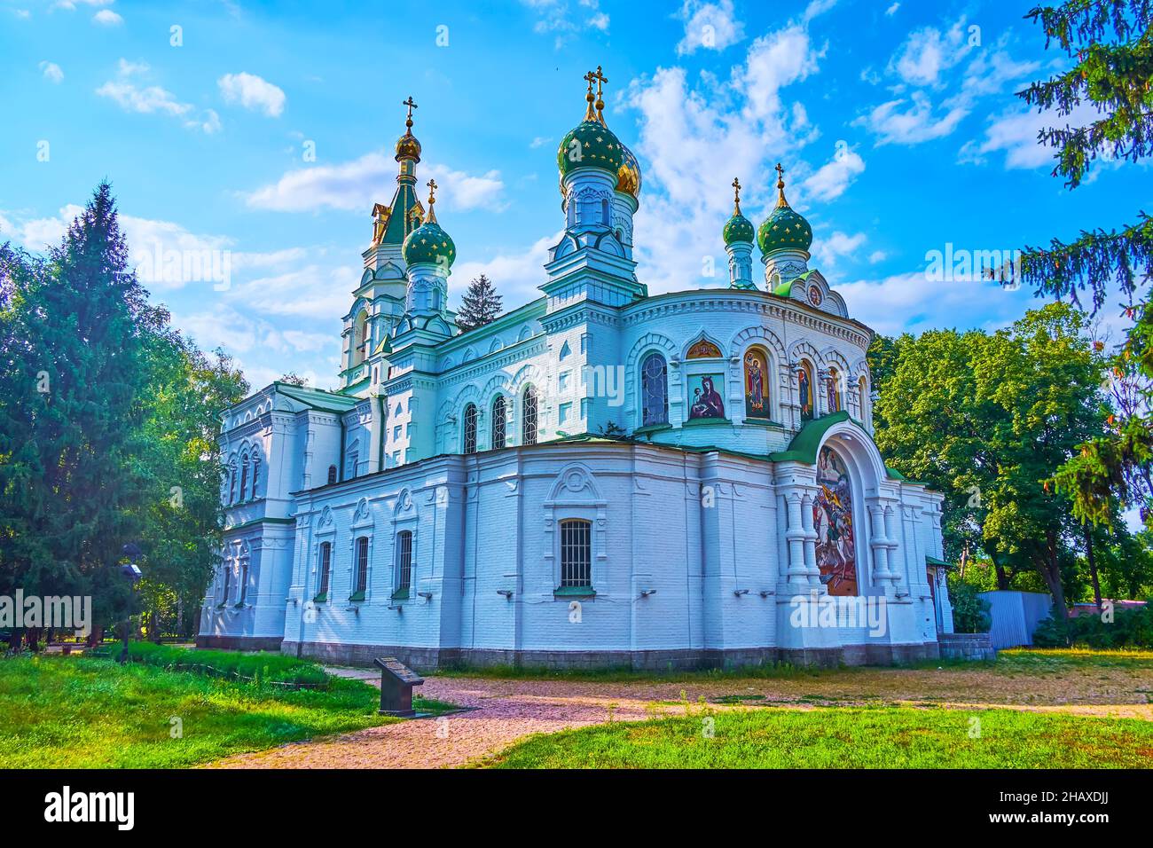 La pittoresque église Saint Sampson avec ses dômes en forme d'oignon, située sur le champ de bataille de Poltava, en Ukraine Banque D'Images