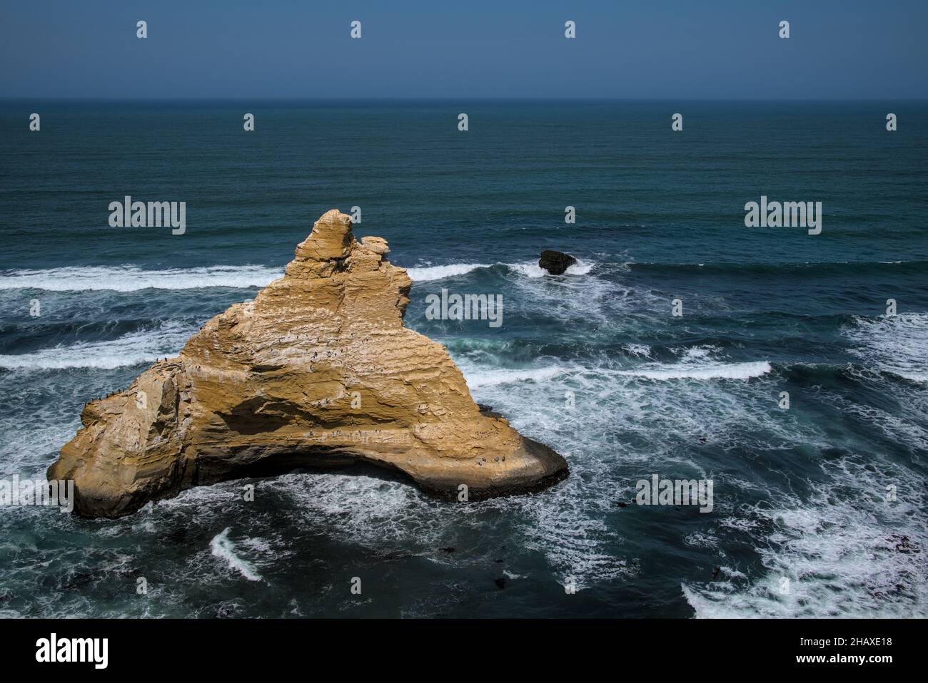 Vagues s'écrasant sur les falaises côtières de la réserve naturelle de paracas au pérou, importance historique nationale et culturelle pour les voyageurs inca. Banque D'Images