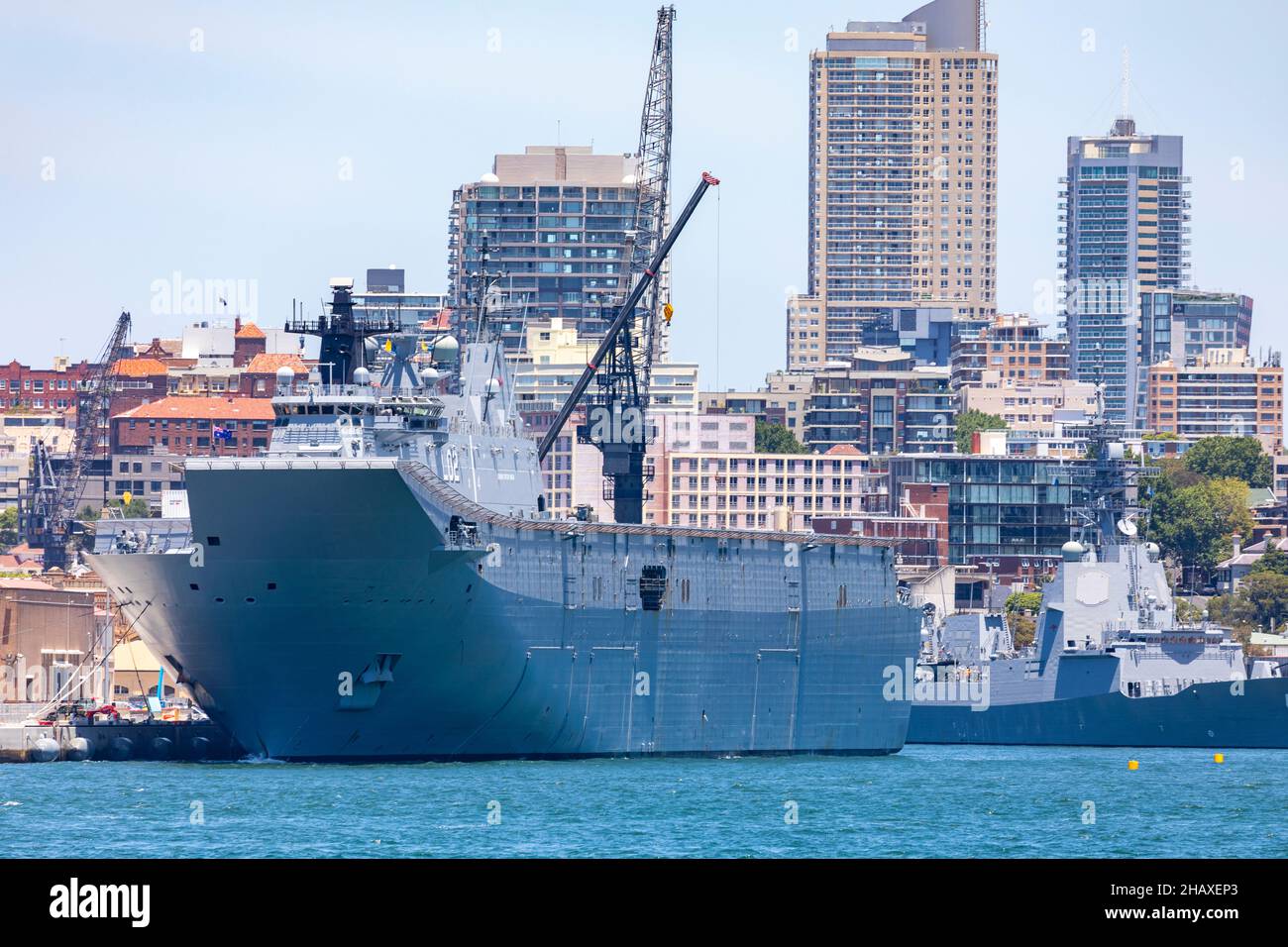 HMAS Canberra de la Royal Australian Navy, un bateau de classe Canberra à bord d'un quai d'atterrissage en hélicoptère à Garden Island, dans le port de Sydney, en Nouvelle-Galles du Sud, en Australie Banque D'Images