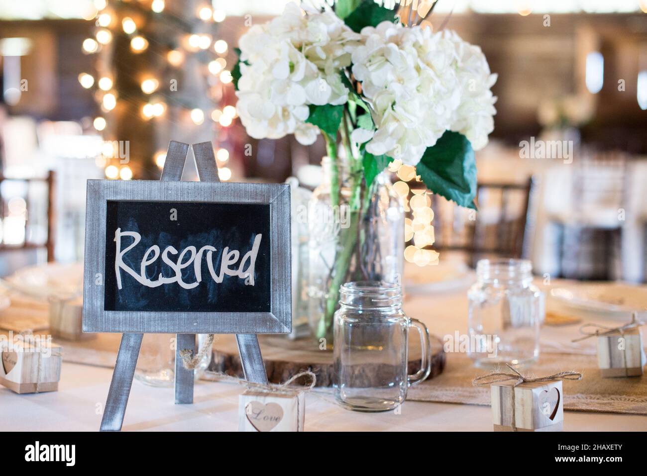 panneau réservé sur tableau de craie en argent miniature lors de la réception de mariage à l'intérieur sur la table Banque D'Images