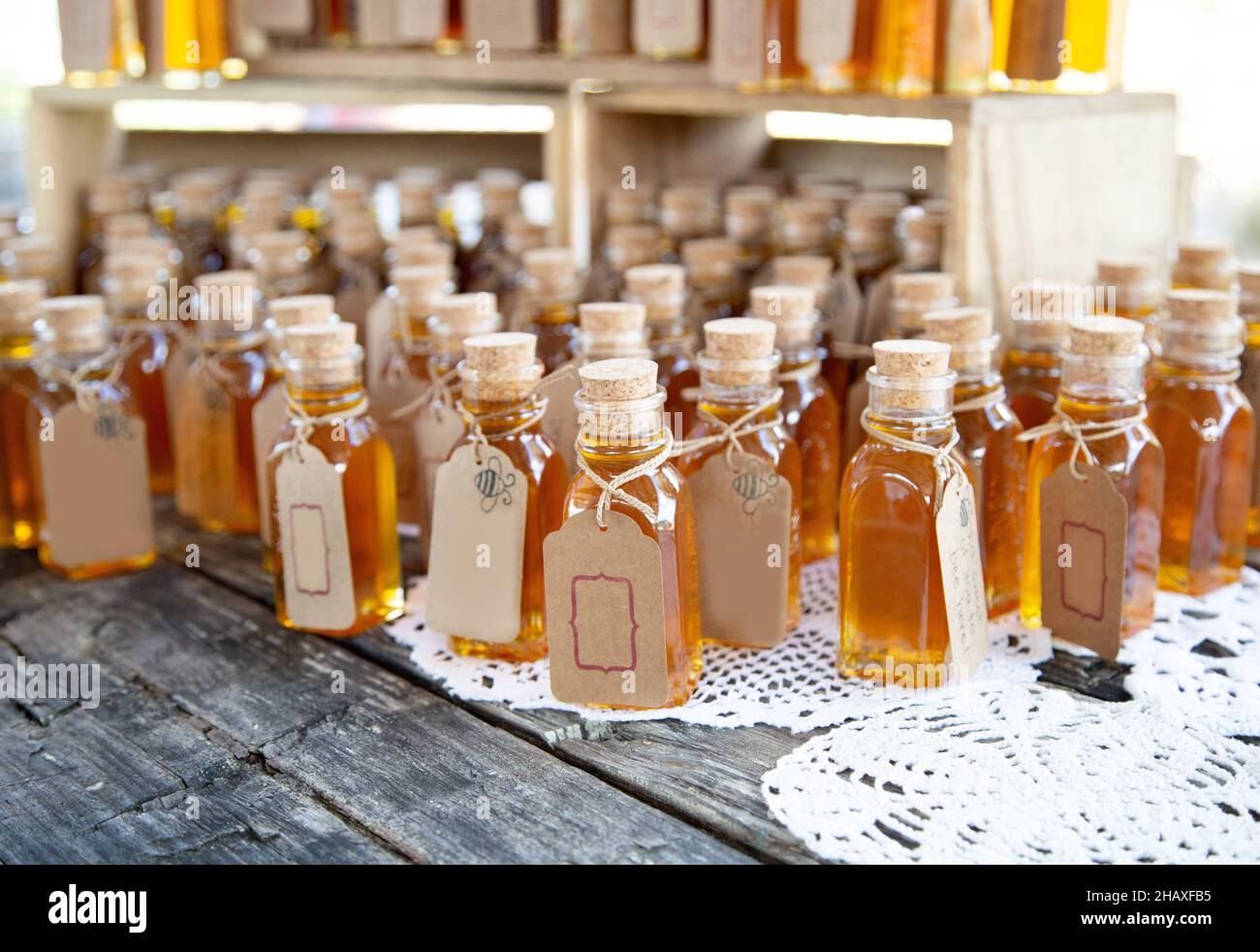 Beaucoup de bouteilles de miel avec des étiquettes vierges Banque D'Images