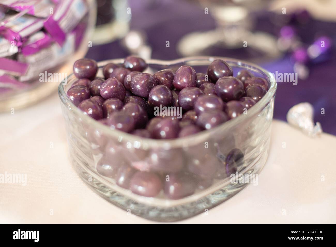 Boules aigre de raisin dans un pot en verre en forme de hert Banque D'Images