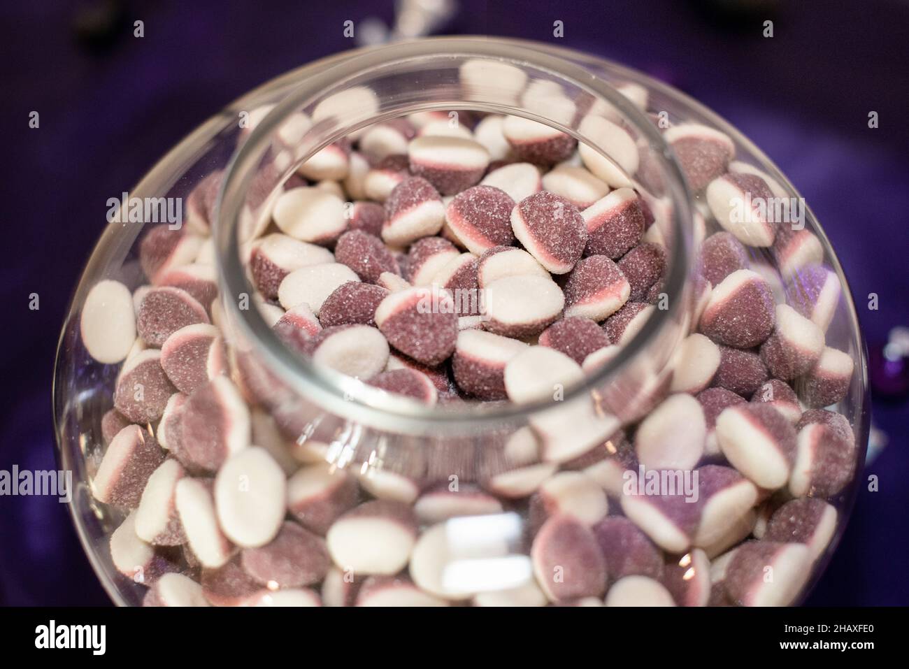 Bonbon de sphères de raisin dans un pot en verre Banque D'Images