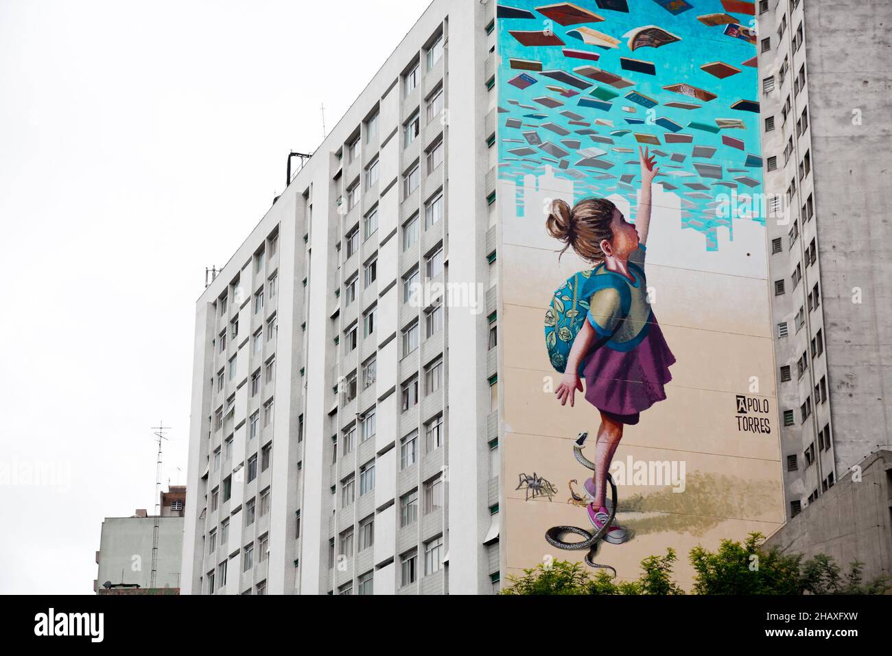 SAO PAULO, BRÉSIL - 04 mai 2018 : un graffiti créatif avec un concept d'éducation n'est pas un crime à Sao Paulo, Brésil Banque D'Images