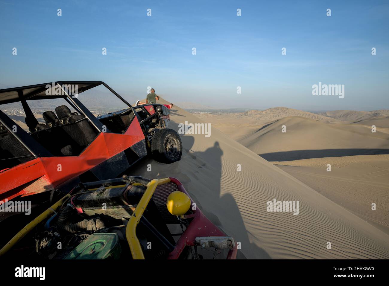 Dunes de sable dans l'oasis du désert de Huacachina touristes prendre des photos et de conduire dune buggy planche de sable avec des guides avant de rester la nuit. Banque D'Images