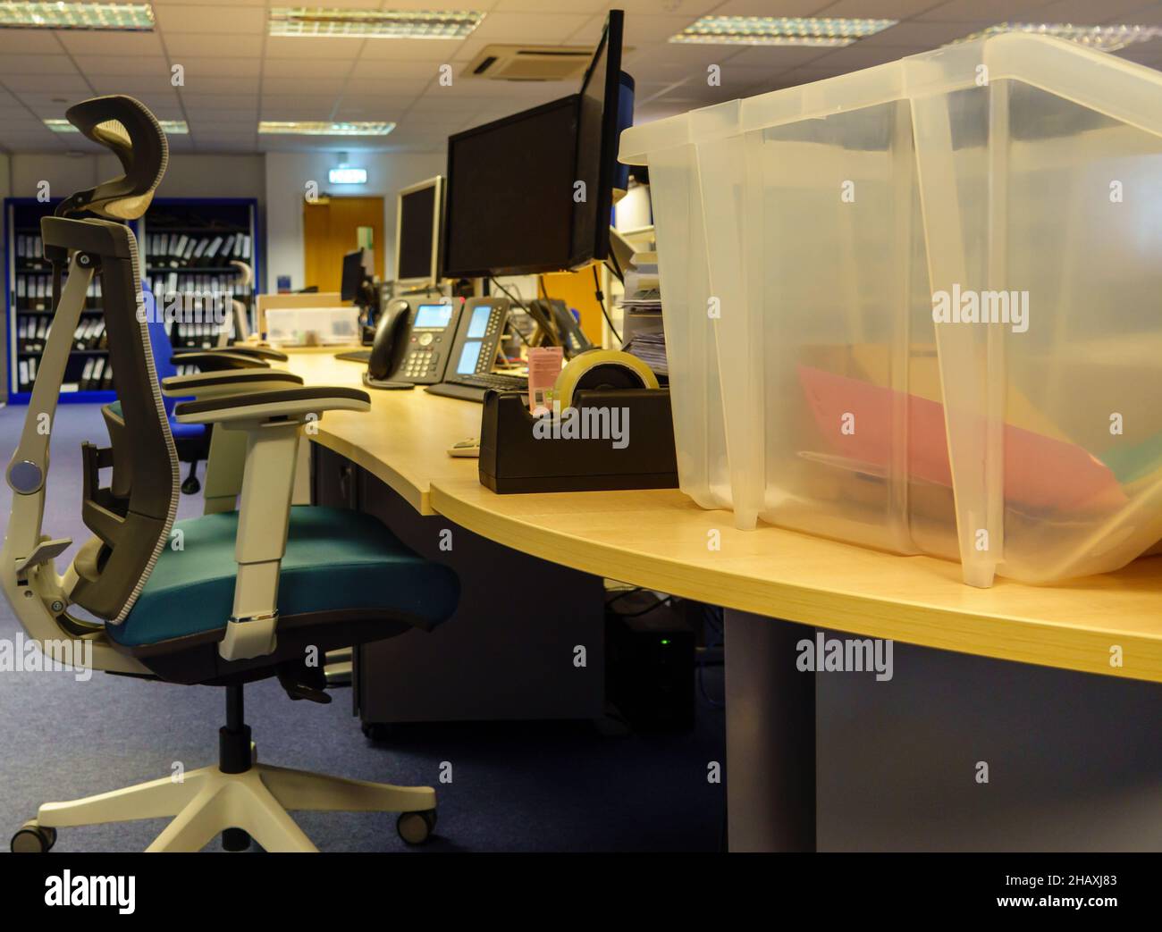 vue le long des bureaux, des chaises, des écrans et des classeurs dans un bureau vide Banque D'Images