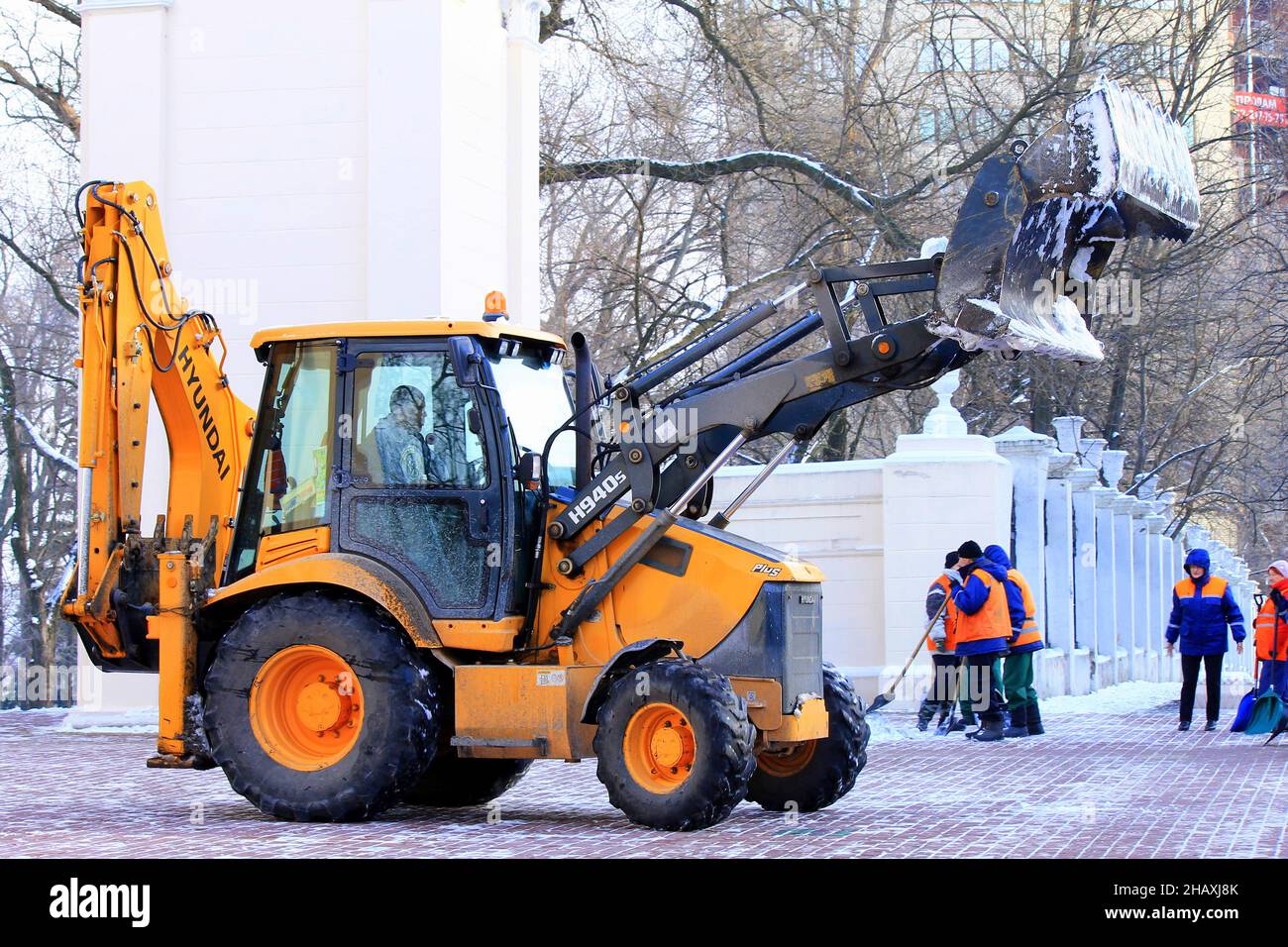Nettoyage d'hiver des rues de la ville.En hiver, une grande pelle élimine la neige fraîche d'une rue enneigée.Dnipro City, Dnepr, Ukraine 2020-12-06 Banque D'Images