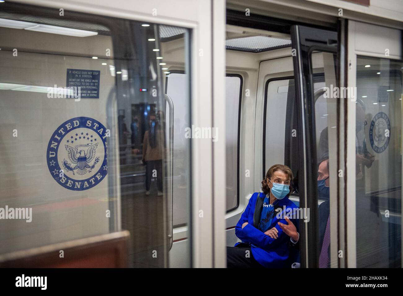 Washington, États-Unis d'Amérique.15th décembre 2021.La sénatrice américaine Dianne Feinstein (démocrate de Californie) monte dans le métro du Sénat lors d'un vote au Capitole des États-Unis à Washington, DC, le mercredi 15 décembre 2021.Crédit: Rod Lamkey/CNP/Sipa USA crédit: SIPA USA/Alay Live News Banque D'Images