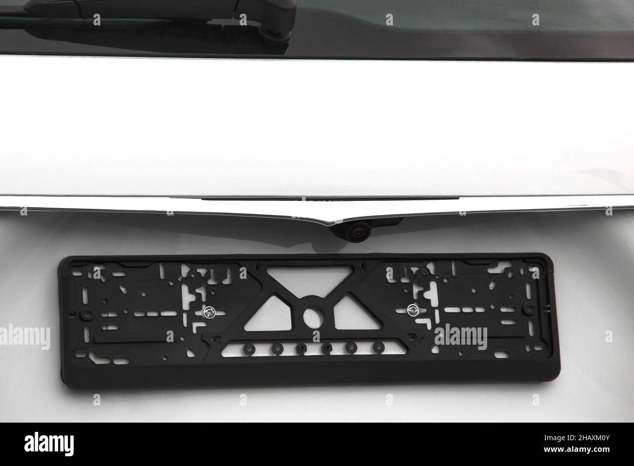 Caméra arrière de voiture.Cadre pour le numéro de voiture.Partie d'une voiture blanche. Banque D'Images