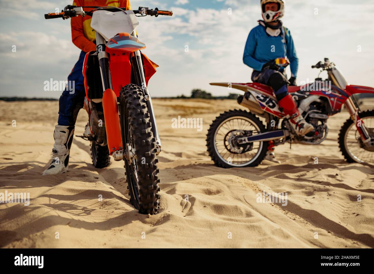 L'équipe de motocross repose sur une piste extrême Banque D'Images